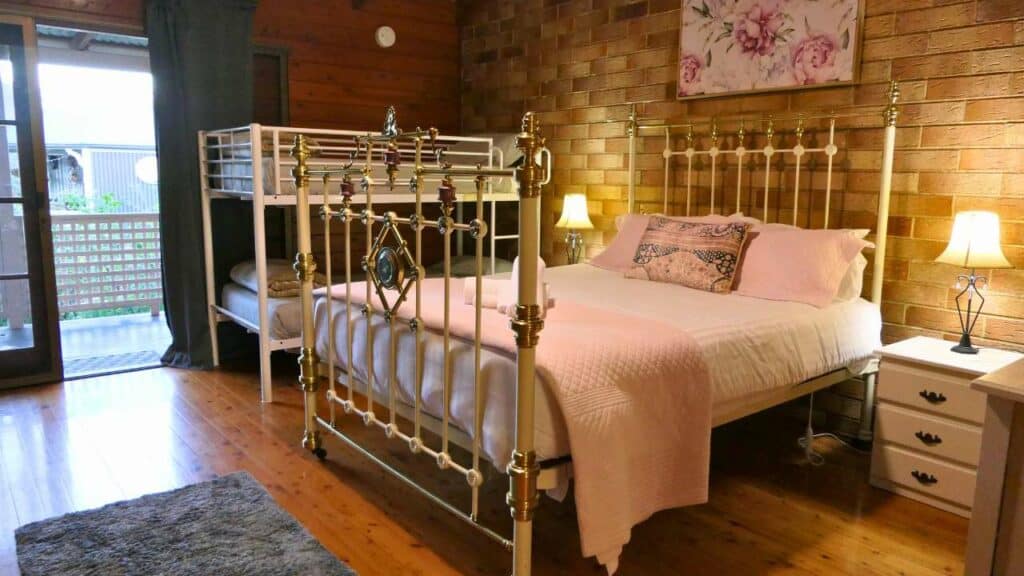 Rose Cottage bedroom at Sabos on Severn
