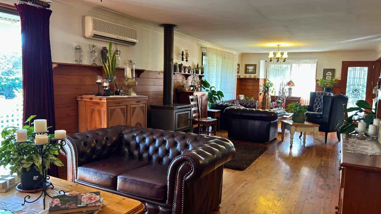 Main guests' lounge at Sabos on Severn